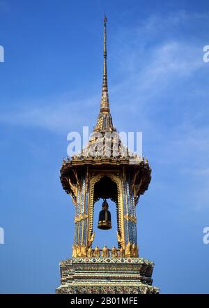 Thailandia: Il campanile, a sud dell'ubosot, Wat Phra Kaew (Tempio del Buddha di Smeraldo), Bangkok. Wat Phra Kaew (Tempio del Buddha di Smeraldo); nome ufficiale completo Wat Phra si Rattana Satsadaram è considerato il tempio buddista più sacro della Thailandia. Si trova all'interno dei quartieri del Grand Palace. Il Grand Palace servì come residenza ufficiale dei re di Thailandia dal XVIII secolo in poi. La costruzione del palazzo iniziò nel 1782, durante il regno di re Rama i, quando spostò la capitale dall'altra parte del fiume da Thonburi a Bangkok. Foto Stock