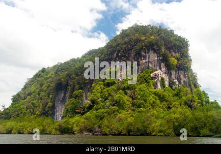 Thailandia: Affioramenti di calcare e mangrovie nel Parco nazionale del Bokkharani, provincia di Krabi. Il Parco Nazionale di Than Bokkharani si trova nella provincia di Krabi a circa 45 chilometri (28 miglia) a nord-ovest della città di Krabi. Il parco copre un'area di 121 chilometri quadrati (47 miglia quadrate) ed è caratterizzato da una serie di affioramenti calcarei, foreste pluviali sempreverdi, foreste di mangrovie, torbiere e molte isole. Ci sono anche numerose grotte e complessi rupestri con alcune spettacolari stalagmiti e stalattiti. Il Bokkharani è incentrato su due famose grotte, Tham Lot e Tham Phi Hua. Foto Stock