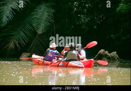 Thailandia: Kayak in una delle lagune chiuse, rispetto al parco nazionale di Bokkharani, provincia di Krabi. Il Parco Nazionale di Than Bokkharani si trova nella provincia di Krabi a circa 45 chilometri (28 miglia) a nord-ovest della città di Krabi. Il parco copre un'area di 121 chilometri quadrati (47 miglia quadrate) ed è caratterizzato da una serie di affioramenti calcarei, foreste pluviali sempreverdi, foreste di mangrovie, torbiere e molte isole. Ci sono anche numerose grotte e complessi rupestri con alcune spettacolari stalagmiti e stalattiti. Il Bokkharani è incentrato su due famose grotte, Tham Lot e Tham Phi Hua. Foto Stock