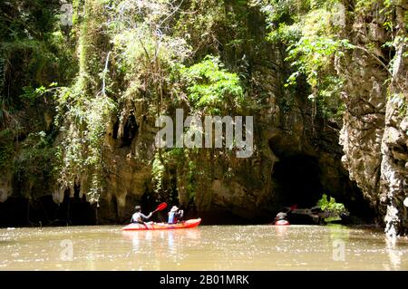 Thailandia: Kayak in una delle lagune chiuse, rispetto al parco nazionale di Bokkharani, provincia di Krabi. Il Parco Nazionale di Than Bokkharani si trova nella provincia di Krabi a circa 45 chilometri (28 miglia) a nord-ovest della città di Krabi. Il parco copre un'area di 121 chilometri quadrati (47 miglia quadrate) ed è caratterizzato da una serie di affioramenti calcarei, foreste pluviali sempreverdi, foreste di mangrovie, torbiere e molte isole. Ci sono anche numerose grotte e complessi rupestri con alcune spettacolari stalagmiti e stalattiti. Il Bokkharani è incentrato su due famose grotte, Tham Lot e Tham Phi Hua. Foto Stock