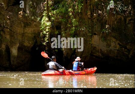 Thailandia: Kayak in una delle lagune chiuse, rispetto al parco nazionale di Bokkharani, provincia di Krabi. Il Parco Nazionale di Than Bokkharani si trova nella provincia di Krabi a circa 45 chilometri (28 miglia) a nord-ovest della città di Krabi. Il parco copre un'area di 121 chilometri quadrati (47 miglia quadrate) ed è caratterizzato da una serie di affioramenti calcarei, foreste pluviali sempreverdi, foreste di mangrovie, torbiere e molte isole. Ci sono anche numerose grotte e complessi rupestri con alcune spettacolari stalagmiti e stalattiti. Il Bokkharani è incentrato su due famose grotte, Tham Lot e Tham Phi Hua. Foto Stock