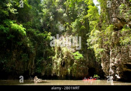 Thailandia: Kayak in una delle lagune chiuse, rispetto al parco nazionale di Bokkharani, provincia di Krabi. Il Parco Nazionale di Than Bokkharani si trova nella provincia di Krabi a circa 45 chilometri (28 miglia) a nord-ovest della città di Krabi. Il parco copre un'area di 121 chilometri quadrati (47 miglia quadrate) ed è caratterizzato da una serie di affioramenti calcarei, foreste pluviali sempreverdi, foreste di mangrovie, torbiere e molte isole. Ci sono anche numerose grotte e complessi rupestri con alcune spettacolari stalagmiti e stalattiti. Il Bokkharani è incentrato su due famose grotte, Tham Lot e Tham Phi Hua. Foto Stock