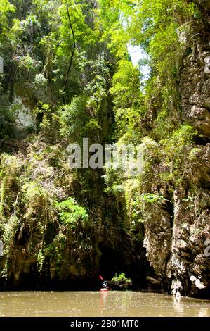 Thailandia: Kayak in una delle lagune chiuse, rispetto al parco nazionale di Bokkharani, provincia di Krabi. Il Parco Nazionale di Than Bokkharani si trova nella provincia di Krabi a circa 45 chilometri (28 miglia) a nord-ovest della città di Krabi. Il parco copre un'area di 121 chilometri quadrati (47 miglia quadrate) ed è caratterizzato da una serie di affioramenti calcarei, foreste pluviali sempreverdi, foreste di mangrovie, torbiere e molte isole. Ci sono anche numerose grotte e complessi rupestri con alcune spettacolari stalagmiti e stalattiti. Il Bokkharani è incentrato su due famose grotte, Tham Lot e Tham Phi Hua. Foto Stock