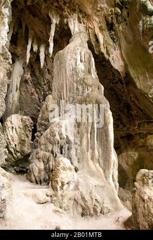 Thailandia: Tham Phi Hua alla grotta (nota anche come Tham Hua Kalok), Than Bokkharani National Park, provincia di Krabi. Il Parco Nazionale di Than Bokkharani si trova nella provincia di Krabi a circa 45 chilometri (28 miglia) a nord-ovest della città di Krabi. Il parco copre un'area di 121 chilometri quadrati (47 miglia quadrate) ed è caratterizzato da una serie di affioramenti calcarei, foreste pluviali sempreverdi, foreste di mangrovie, torbiere e molte isole. Ci sono anche numerose grotte e complessi rupestri con alcune spettacolari stalagmiti e stalattiti. Foto Stock