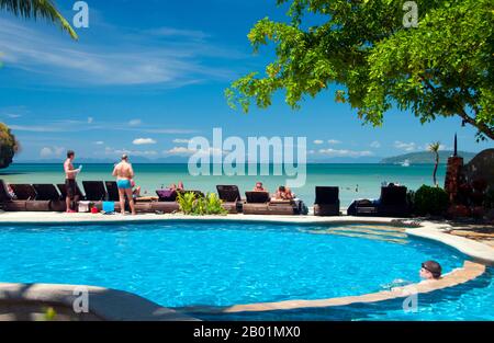 Thailandia: Piscina al Railay Bay Resort and Spa, Hat Rai Leh West, Krabi Coast. Hat Rai Leh si divide in due spiagge: Est e ovest. La prima, Rai Leh East, è piuttosto fangosa con la bassa marea, e le persone che soggiornano qui tendono a frequentare Rai Leh West. Hat Rai Leh West è più sano e generalmente più attraente. La provincia di Krabi è costituita da oltre 5.000 km quadrati di colline ricoperte di giungla e affioramenti carsici taglienti e frastagliati, oltre 100 km di costa lussureggiante e incontaminata e circa 200 isole nel vicino Mare delle Andamane. Foto Stock