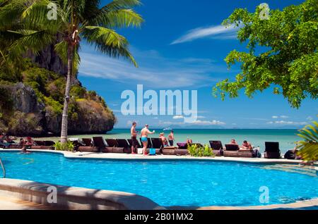 Thailandia: Piscina al Railay Bay Resort and Spa, Hat Rai Leh West, Krabi Coast. Hat Rai Leh si divide in due spiagge: Est e ovest. La prima, Rai Leh East, è piuttosto fangosa con la bassa marea, e le persone che soggiornano qui tendono a frequentare Rai Leh West. Hat Rai Leh West è più sano e generalmente più attraente. La provincia di Krabi è costituita da oltre 5.000 km quadrati di colline ricoperte di giungla e affioramenti carsici taglienti e frastagliati, oltre 100 km di costa lussureggiante e incontaminata e circa 200 isole nel vicino Mare delle Andamane. Foto Stock