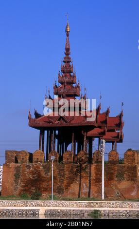 Mura del forte di Mandalay che racchiudono il Palazzo di Re Mindon, Mandalay. I quasi 3 km di mura del forte di Mandalay racchiudono il palazzo di Re Mindon. Le pareti si innalzano per 8 metri (26 piedi). Il palazzo fu costruito tra il 1857 e il 1859 come parte della fondazione da parte di re Mindon della nuova capitale reale di Mandalay. Il piano del Palazzo Mandalay segue in gran parte il tradizionale design del palazzo birmano, all'interno di un forte murato circondato da un fossato. Il palazzo stesso è al centro della cittadella e si affaccia a est. Tutti gli edifici del palazzo sono di un piano di altezza. Foto Stock