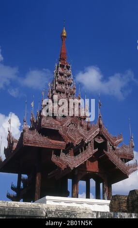 Birmania/Myanmar: Un padiglione sopra le mura del forte Mandalay, Mandalay. I quasi 3 km di mura del forte di Mandalay racchiudono il palazzo di Re Mindon. Le pareti si innalzano per 8 metri (26 piedi). Il palazzo fu costruito tra il 1857 e il 1859 come parte della fondazione da parte di re Mindon della nuova capitale reale di Mandalay. Il piano del Palazzo Mandalay segue in gran parte il tradizionale design del palazzo birmano, all'interno di un forte murato circondato da un fossato. Il palazzo stesso è al centro della cittadella e si affaccia a est. Tutti gli edifici del palazzo sono di un piano di altezza. Foto Stock