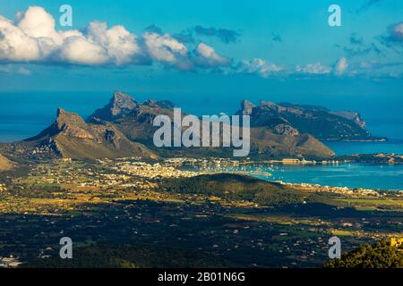 Baia di Pollensa con Port de Polensa, Formentor in background, 09.01.2020, aereo vielw, Spagna, Isole Baleari, Maiorca, Port De Pollenca Foto Stock