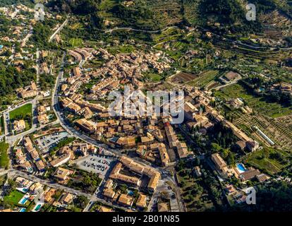 Vecchia città di Valldemossa con monastero e Museu Cartoixa de Valldemossa, ex residenza di Ferederic Chopin e George Sand, 09.01.2020, vista aerea, Spagna, Isole Baleari, Maiorca, Valldemossa Foto Stock