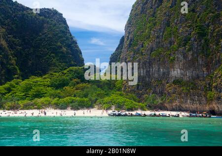 Thailandia: Ao Maya (Maya Bay) reso famoso dal film di Hollywood 'The Beach' con Leonardo di Caprio, Ko Phi Phi Leh, Ko Phi Phi. Ko Phi Phi è composto da due isole, Phi Phi Leh e Phi Phi Don, situate a sud-est di Phuket. Entrambi fanno parte del Parco Nazionale Marino Hat Noppharat Thara Ko Phi Phi. Situato nel centro del Mare di Phuket, Ko Phi Phi è quasi equidistante da Phuket e Krabi e può essere raggiunto in barca in circa due ore. Phi Phi Don è la più grande delle due isole, con colline panoramiche, ripide scogliere, spiagge di silken, acque azzurre e notevole uccelli e mare-vita. Foto Stock