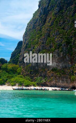 Thailandia: Ao Maya (Maya Bay) reso famoso dal film di Hollywood 'The Beach' con Leonardo di Caprio, Ko Phi Phi Leh, Ko Phi Phi. Ko Phi Phi è composto da due isole, Phi Phi Leh e Phi Phi Don, situate a sud-est di Phuket. Entrambi fanno parte del Parco Nazionale Marino Hat Noppharat Thara Ko Phi Phi. Situato nel centro del Mare di Phuket, Ko Phi Phi è quasi equidistante da Phuket e Krabi e può essere raggiunto in barca in circa due ore. Phi Phi Don è la più grande delle due isole, con colline panoramiche, ripide scogliere, spiagge di silken, acque azzurre e notevole uccelli e mare-vita. Foto Stock