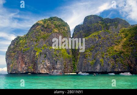 Thailandia: Ao Maya (Maya Bay) reso famoso dal film di Hollywood 'The Beach' con Leonardo di Caprio, Ko Phi Phi Leh, Ko Phi Phi. Ko Phi Phi è composto da due isole, Phi Phi Leh e Phi Phi Don, situate a sud-est di Phuket. Entrambi fanno parte del Parco Nazionale Marino Hat Noppharat Thara Ko Phi Phi. Situato nel centro del Mare di Phuket, Ko Phi Phi è quasi equidistante da Phuket e Krabi e può essere raggiunto in barca in circa due ore. Phi Phi Don è la più grande delle due isole, con colline panoramiche, ripide scogliere, spiagge di silken, acque azzurre e notevole uccelli e mare-vita. Foto Stock