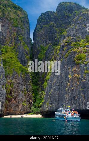 Thailandia: Una piccola spiaggia in un'altra parte di Ao Maya (Maya Bay), resa famosa dal film di Hollywood "The Beach" con Leonardo di Caprio, Ko Phi Phi Leh, Ko Phi Phi. Ko Phi Phi consiste di due isole, Phi Phi Leh e Phi Phi Don, situate a sud-est di Phuket. Entrambi fanno parte del Hat Noppharat Thara Ko Phi Phi National Marine Park. Situato nel centro del Mare di Phuket, il Ko Phi Phi è quasi equidistante da Phuket e Krabi e può essere raggiunto in barca in circa due ore. Phi Phi Don è la più grande delle due isole, con colline panoramiche, scogliere ripide, spiagge di seta e acque azzurre. Foto Stock