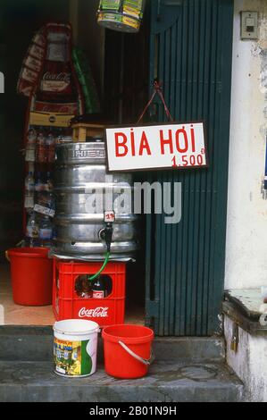 Vietnam: BIA hoi ("birra fresca") in vendita nel centro storico di Hanoi. BIA hoi, o "birra fresca", è un'istituzione vietnamita. Il concetto è stato introdotto per la prima volta dai cechi, ma ora amato dai bevitori di birra in tutto il paese. La birra senza conservanti viene consegnata fresca ogni giorno in piccole autocisterne. Gli stabilimenti BIA hoi sono di solito molto essenziali. Le strade della capitale, Hanoi, e in particolare la città più grande, ho chi Minh City sono animate da entusiasmo ed energia imprenditoriale. Foto Stock
