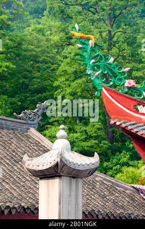 Cina: Dettagli del tetto, Hongfu si (Tempio di Hongfu), Qianling Shan Park, Guiyang, provincia di Guizhou. Guiyang è la capitale della provincia cinese di Guizhou ed è situata ad est dell'altopiano dello Yunnan-Guizhou, e sulla riva settentrionale del fiume Nanming, un ramo del fiume Wu. Fu costruito per la prima volta nel 1283 d.C. durante la dinastia Yuan. Originariamente era chiamato Shunyuan (順元), che significa obbedire agli Yuan (i governanti mongoli). Foto Stock