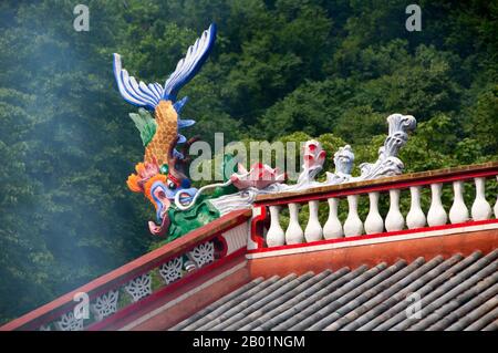 Cina: L'incenso gira intorno a un tetto a Hongfu si (tempio di Hongfu), Qianling Shan Park, Guiyang, provincia di Guizhou. Guiyang è la capitale della provincia cinese di Guizhou ed è situata ad est dell'altopiano dello Yunnan-Guizhou, e sulla riva settentrionale del fiume Nanming, un ramo del fiume Wu. Fu costruito per la prima volta nel 1283 d.C. durante la dinastia Yuan. Originariamente era chiamato Shunyuan (順元), che significa obbedire agli Yuan (i governanti mongoli). Foto Stock