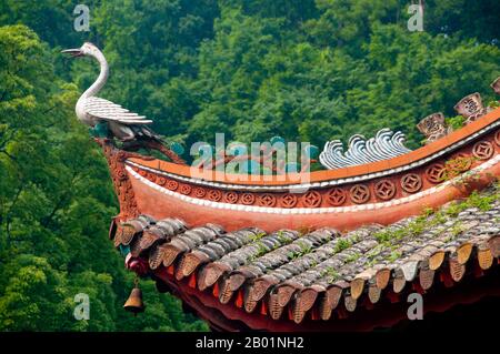 Cina: Dettagli del tetto, Hongfu si (Tempio di Hongfu), Qianling Shan Park, Guiyang, provincia di Guizhou. Guiyang è la capitale della provincia cinese di Guizhou ed è situata ad est dell'altopiano dello Yunnan-Guizhou, e sulla riva settentrionale del fiume Nanming, un ramo del fiume Wu. Fu costruito per la prima volta nel 1283 d.C. durante la dinastia Yuan. Originariamente era chiamato Shunyuan (順元), che significa obbedire agli Yuan (i governanti mongoli). Foto Stock