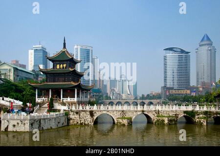 Jiaxiu Lou (Prima Torre di Scholar) fu, insieme al Ponte Fuyu, originariamente costruito nel 1598 (epoca Ming). Il ponte è utilizzato per raggiungere la torre a tre piani. La torre fu costruita per incoraggiare studenti e intellettuali nei loro studi verso gli esami imperiali Ming. Guiyang è la capitale della provincia cinese di Guizhou ed è situata ad est dell'altopiano di Yunnan-Guizhou e sulla riva nord del fiume Nanming, un ramo del fiume Wu. E' stato costruito per la prima volta nel 1283 d.C. durante la Dinastia Yuan. Era originariamente chiamato Shunyuan (順元), il che significa obbedire al Yuan (il Mong Foto Stock