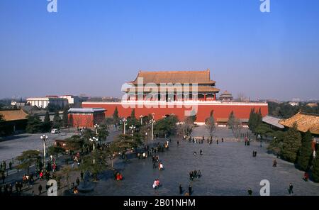 Cina: Duanmen (porta verticale) e piazza che conduce alla città Proibita (Zijin Cheng), Pechino. Il Duanmen (porta verticale) si trova tra Tienanmen (porta della Pace Celeste) e Wumen (porta Meridiana), l'ingresso principale della città Proibita. La porta fu costruita nel 1420 durante la dinastia Ming (1368-1644). La città Proibita, costruita tra il 1406 e il 1420, servì per 500 anni (fino alla fine dell'era imperiale nel 1911) come sede di tutto il potere in Cina, il trono del figlio del cielo e la residenza privata di tutti gli imperatori della dinastia Ming e Qing. Il complesso si compone di 980 edifici. Foto Stock