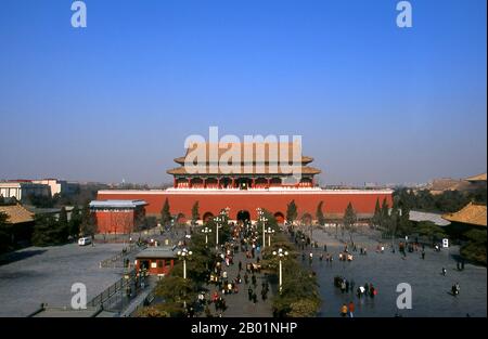 Cina: Duanmen (porta verticale) e piazza che conduce alla città Proibita (Zijin Cheng), Pechino. Il Duanmen (porta verticale) si trova tra Tienanmen (porta della Pace Celeste) e Wumen (porta Meridiana), l'ingresso principale della città Proibita. La porta fu costruita nel 1420 durante la dinastia Ming (1368-1644). La città Proibita, costruita tra il 1406 e il 1420, servì per 500 anni (fino alla fine dell'era imperiale nel 1911) come sede di tutto il potere in Cina, il trono del figlio del cielo e la residenza privata di tutti gli imperatori della dinastia Ming e Qing. Il complesso si compone di 980 edifici. Foto Stock