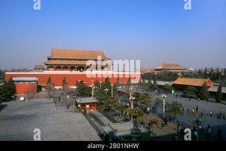 Cina: Duanmen (porta verticale) e piazza che conduce alla città Proibita (Zijin Cheng), Pechino. Il Duanmen (porta verticale) si trova tra Tienanmen (porta della Pace Celeste) e Wumen (porta Meridiana), l'ingresso principale della città Proibita. La porta fu costruita nel 1420 durante la dinastia Ming (1368-1644). La città Proibita, costruita tra il 1406 e il 1420, servì per 500 anni (fino alla fine dell'era imperiale nel 1911) come sede di tutto il potere in Cina, il trono del figlio del cielo e la residenza privata di tutti gli imperatori della dinastia Ming e Qing. Il complesso si compone di 980 edifici. Foto Stock