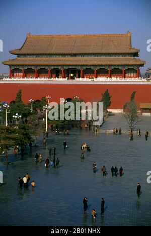 Cina: Duanmen (porta verticale) e piazza che conduce alla città Proibita (Zijin Cheng), Pechino. Il Duanmen (porta verticale) si trova tra Tienanmen (porta della Pace Celeste) e Wumen (porta Meridiana), l'ingresso principale della città Proibita. La porta fu costruita nel 1420 durante la dinastia Ming (1368-1644). La città Proibita, costruita tra il 1406 e il 1420, servì per 500 anni (fino alla fine dell'era imperiale nel 1911) come sede di tutto il potere in Cina, il trono del figlio del cielo e la residenza privata di tutti gli imperatori della dinastia Ming e Qing. Il complesso si compone di 980 edifici. Foto Stock