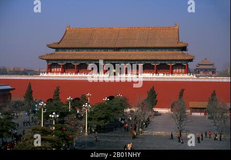 Cina: Duanmen (porta verticale) e piazza che conduce alla città Proibita (Zijin Cheng), Pechino. Il Duanmen (porta verticale) si trova tra Tienanmen (porta della Pace Celeste) e Wumen (porta Meridiana), l'ingresso principale della città Proibita. La porta fu costruita nel 1420 durante la dinastia Ming (1368-1644). La città Proibita, costruita tra il 1406 e il 1420, servì per 500 anni (fino alla fine dell'era imperiale nel 1911) come sede di tutto il potere in Cina, il trono del figlio del cielo e la residenza privata di tutti gli imperatori della dinastia Ming e Qing. Il complesso si compone di 980 edifici. Foto Stock