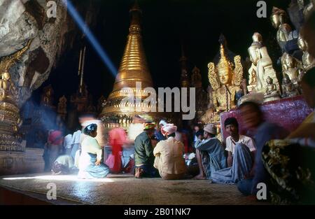 Birmania: Santuario buddista all'interno delle grotte di Pindaya, Stato Shan. Le grotte di Pindaya, situate vicino alla città di Pindaya, nello Stato di Shan, in Birmania (Myanmar), sono un luogo di pellegrinaggio buddista e un'attrazione turistica situata su una cresta calcarea nella regione di Myelat. Ci sono tre "grotte" sulla cresta che corre da nord a sud, ma solo la grotta meridionale può essere entrata ed esplorata. Non è noto se gli altri due penetrino per una distanza estesa nella collina. Foto Stock