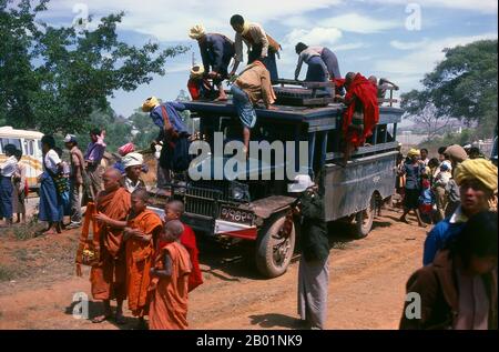 Birmania/Myanmar: Una scena movimentata sulla strada per Taunggyi, Stato dello Shan. Lo Stato di Shan è uno stato della Birmania (Myanmar) che confina con la Cina a nord, il Laos a est e la Thailandia a sud, e cinque divisioni amministrative della Birmania a ovest. Lo Stato Shan copre 155.800 km², quasi un quarto dell'area totale della Birmania. Lo stato prende il nome dal popolo Shan, uno dei numerosi gruppi etnici che abitano l'area. Lo Stato Shan è in gran parte rurale, con solo tre città di dimensioni significative: Lashio, Kengtung e la capitale Taunggyi. Foto Stock