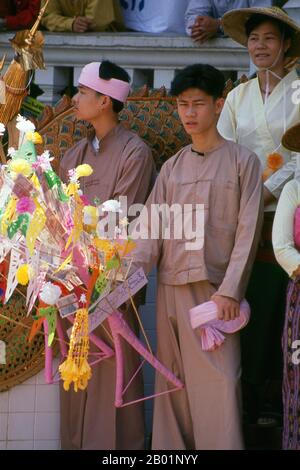 Thailandia: Gli uomini Shan (Tai Yai) attendono l'arrivo dei "figli di cristallo" a Wat Phra Singh, Poy Sang Long Festival, Chiang mai. Una volta all'anno, Wat Pa Pao ospita il luk kaeo, o "figli di cristallo" - giovani ragazzi Shan che stanno per essere ordinati nel monkhood buddista. Molti di questi novizi viaggiano a Chiang mai dalle comunità Shan circostanti a Mae Cham, Mae Rim, Chiang Dao e Fang. Questa cerimonia annuale Shan si chiama Poy Sang Long. Durante il giorno della cerimonia i "figli di cristallo" e i loro parenti procedono da Wat Pa Pao a Wat Phra Singh, uno dei templi più importanti di Chiang mai. Foto Stock