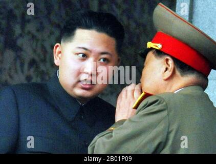 Corea: Kim Jong-un (nato l'8 gennaio 1983/1984), leader supremo della Corea del Nord, parla con il generale dell'esercito nordcoreano. Jong-un, anche conosciuto come Kim Jong-eun o Kim Jung-eun, è il leader supremo della Corea del Nord, dal 28 dicembre 2011. Fu ufficialmente dichiarato il leader supremo dopo i funerali di stato per suo padre, Kim Jong-il. È il terzo e più giovane figlio di Kim Jong-il e della sua consorte Ko Young-hee. Dalla fine del 2010, Kim Jong-un fu visto come un erede apparente della leadership della nazione, e dopo la morte di suo padre, fu annunciato come il "grande successore". Foto Stock