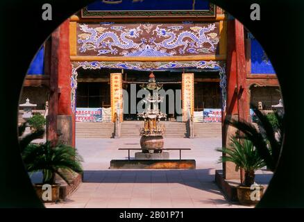 Cina: Una porta lunare a Dafo si (Tempio del grande Buddha), Zhangye, provincia di Gansu. Zhangye è un importante centro industriale e agricolo leggero nel cuore del corridoio di Hexi con una popolazione di circa 200.000. Originariamente era un'importante città di guarnigione progettata per proteggere il traffico della via della Seta e tenere i fastidiosi invasori nomadi fuori dalla Cina. Foto Stock