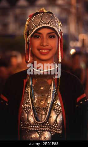 Thailandia: Studentesse tailandesi vestite in costume tradizionale Akha per la Loy Krathong Parade, Loy Krathong Festival, Chiang mai. Loy Krathong Parade, Chiang mai, Thailandia settentrionale. Il Loy Krathong si tiene ogni anno nella notte di luna piena del dodicesimo mese nel tradizionale calendario lunare tailandese. Nel nord della Thailandia questo coincide con il festival Lanna noto come Yi Peng. Re Mengrai fondò la città di Chiang mai (che significa "nuova città") nel 1296, e succedette a Chiang Rai come capitale del regno Lanna. Foto Stock