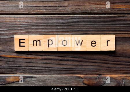 Empower parola scritta sul blocco di legno. Potenziare il testo sul tavolo, concetto. Foto Stock