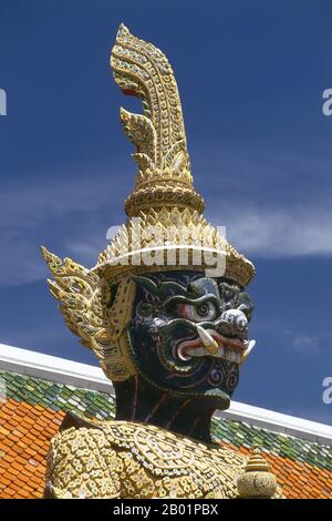 Thailandia: Mayarap (un personaggio del Ramakien), un guardiano del tempio yaksha, Wat Phra Kaeo (Tempio del Buddha di Smeraldo), Grand Palace, Bangkok. Yaksha è il nome di un'ampia classe di spiriti della natura, di solito benevoli, che sono custodi dei tesori naturali nascosti nella terra e nelle radici degli alberi. Appaiono nella mitologia indù, giainista e buddista. Il Ramakien è la versione thailandese dell'epica indiana, il Ramayana o il "romanzo di Rama", e ha un'influenza importante sulla letteratura, l'arte e il dramma tailandese. È considerata l'epica nazionale della Thailandia. Foto Stock