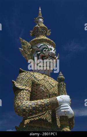 Thailandia: Sahasadeja, (un personaggio del Ramakien), un guardiano del tempio yaksha, Wat Phra Kaeo (Tempio del Buddha di Smeraldo), Grand Palace, Bangkok. Yaksha è il nome di un'ampia classe di spiriti della natura, di solito benevoli, che sono custodi dei tesori naturali nascosti nella terra e nelle radici degli alberi. Appaiono nella mitologia indù, giainista e buddista. Il Ramakien è la versione thailandese dell'epica indiana, il Ramayana o il "romanzo di Rama", e ha un'influenza importante sulla letteratura, l'arte e il dramma tailandese. È considerata l'epica nazionale della Thailandia. Foto Stock