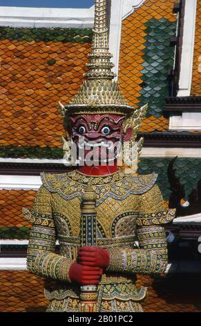 Thailandia: Suryapop, (un personaggio del Ramakien), un guardiano del tempio yaksha, Wat Phra Kaeo (Tempio del Buddha di Smeraldo), Grand Palace, Bangkok. Yaksha è il nome di un'ampia classe di spiriti della natura, di solito benevoli, che sono custodi dei tesori naturali nascosti nella terra e nelle radici degli alberi. Appaiono nella mitologia indù, giainista e buddista. Il Ramakien è la versione thailandese dell'epica indiana, il Ramayana o il "romanzo di Rama", e ha un'influenza importante sulla letteratura, l'arte e il dramma tailandese. È considerata l'epica nazionale della Thailandia. Foto Stock