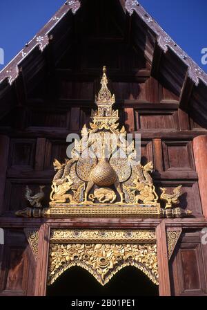 Thailandia: Il vecchio viharn di legno con chedis di sabbia accanto, Wat Phan Tao, Chiang mai. Wat Phan Tao, fondata nel 1391, forma una sorta di aggiunta al molto più grande Wat Chedi Luang che si trova accanto e immediatamente a sud. Wat Phan Tao significa ‘Tempio di mille fornaci’ o ‘Tempio di mille forni’ e si ritiene che i terreni fossero un tempo il sito di una fonderia, gettando immagini in bronzo del Buddha per il vicino Wat Chedi Luang. Il viharn in legno è uno dei pochi edifici di tempio in legno sopravvissuti a Chiang mai. Nei tempi passati era una struttura secolare di nessun significato religioso Foto Stock