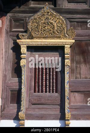 Thailandia: Il vecchio viharn di legno con chedis di sabbia accanto, Wat Phan Tao, Chiang mai. Wat Phan Tao, fondata nel 1391, forma una sorta di aggiunta al molto più grande Wat Chedi Luang che si trova accanto e immediatamente a sud. Wat Phan Tao significa ‘Tempio di mille fornaci’ o ‘Tempio di mille forni’ e si ritiene che i terreni fossero un tempo il sito di una fonderia, gettando immagini in bronzo del Buddha per il vicino Wat Chedi Luang. Il viharn in legno è uno dei pochi edifici di tempio in legno sopravvissuti a Chiang mai. Nei tempi passati era una struttura secolare di nessun significato religioso Foto Stock