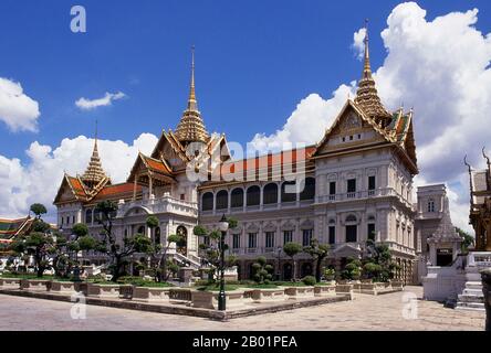 Thailandia: Chakri Mahaprasad Hall, Grand Palace, Bangkok. Wat Phra Kaew (Tempio del Buddha di Smeraldo); nome ufficiale completo Wat Phra si Rattana Satsadaram è considerato il tempio buddista più sacro della Thailandia. Si trova all'interno dei quartieri del Grand Palace. Il Grand Palace servì come residenza ufficiale dei re di Thailandia dal XVIII secolo in poi. La costruzione del palazzo iniziò nel 1782, durante il regno di re Rama i, quando spostò la capitale dall'altra parte del fiume da Thonburi a Bangkok. Foto Stock