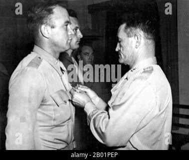 Cina/USA: Il generale di brigata Clinton D. Vincent riceve un Oak Leaf Cluster alla sua Air Medal dal dal maggiore generale Claire L. Chennault, comandante generale della 14th Air Force, dicembre 1944. Vincent era comandante generale di una delle unità di Chennault "Tigre volante". "Flying Tigers" era il nome popolare per il 1st American Volunteer Group (AVG) dell'Aeronautica militare cinese nel 1941-1942. I piloti erano membri dell'esercito degli Stati Uniti (USAAF), della Marina (USN) e del corpo dei Marines (USMC), reclutati sotto la sanzione presidenziale e comandati da Claire Lee Chennault. Foto Stock