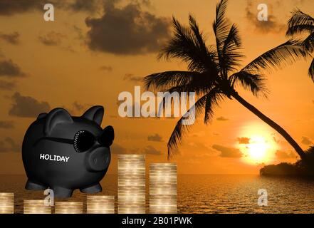 Black piggy banca con occhiali da sole e scritta vacanza, spiaggia di palme al tramonto in background, composizione Foto Stock