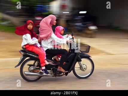 Madre a cavallo di una moto con i suoi tre figli, Thailandia, Kho Yoa noi Foto Stock