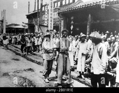 Cina: Un soldato pugile catturato dalle truppe Qing, Pechino, 1900 circa. La ribellione dei Boxer, nota anche come rivolta dei Boxer o movimento Yihetuan, fu un movimento proto-nazionalista della Righteous Harmony Society in Cina tra il 1898 e il 1901, che si opponeva all'imperialismo straniero e al cristianesimo. La rivolta ebbe luogo in risposta alle sfere di influenza straniere in Cina, con rimostranze che andavano dai commercianti di oppio, dall'invasione politica, dalla manipolazione economica, all'evangelismo missionario. In Cina, il sentimento popolare rimase resistente alle influenze straniere e la rabbia crebbe per i "trattati ineguali". Foto Stock