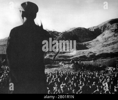 Cina: Un gruppo dirigente tiene un discorso ai combattenti dell'Armata Rossa riuniti durante la lunga marcia, Shaanxi, 1936. La lunga marcia (pinyin: Chángzhēng) fu una ritirata militare intrapresa dall'Armata Rossa del Partito Comunista Cinese, precursore dell'Esercito Popolare di Liberazione, per sfuggire all'inseguimento dell'esercito del Kuomintang (KMT o Partito nazionalista Cinese). Non ci fu una lunga marcia, ma una serie di marce, poiché vari eserciti comunisti nel sud fuggirono a nord e ad ovest. La più conosciuta è la marcia dalla provincia di Jiangxi iniziata nell'ottobre 1934. Foto Stock