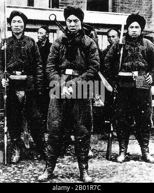 Cina: Soldati Boxer a Pechino, 1899-1900. La ribellione dei Boxer, nota anche come rivolta dei Boxer o movimento Yihetuan, fu un movimento proto-nazionalista della Righteous Harmony Society in Cina tra il 1898 e il 1901, che si opponeva all'imperialismo straniero e al cristianesimo. La rivolta ebbe luogo in risposta alle sfere di influenza straniere in Cina, con rimostranze che andavano dai commercianti di oppio, dall'invasione politica, dalla manipolazione economica, all'evangelismo missionario. In Cina, il sentimento popolare rimase resistente alle influenze straniere e la rabbia crebbe per i "trattati ineguali". Foto Stock