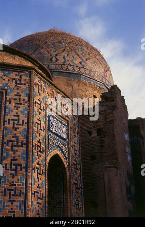 Uzbekistan: Cupola sopra la tomba di Kussam ibn Abbas, Shah-i-Zinda, Samarcanda. Shah-i-Zinda ("il re vivente") è una necropoli nella parte nord-orientale di Samarcanda. Lo Shah-i-Zinda Ensemble comprende mausolei e altri edifici rituali del IX-XIV e XIX secolo. Il nome Shah-i-Zinda è collegato alla leggenda secondo cui Kusam ibn Abbas, cugino del profeta Maometto, è sepolto qui. Si ritiene che sia venuto a Samarcanda con l'invasione araba nel VII secolo per predicare l'Islam. Le leggende popolari dicono che fu decapitato dai pompieri zoroastriani per la sua fede. Foto Stock