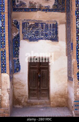 Uzbekistan: Porta a Shah-i-Zinda, Samarcanda. Shah-i-Zinda ("il re vivente") è una necropoli nella parte nord-orientale di Samarcanda. Lo Shah-i-Zinda Ensemble comprende mausolei e altri edifici rituali del IX-XIV e XIX secolo. Il nome Shah-i-Zinda è collegato alla leggenda secondo cui Kusam ibn Abbas, cugino del profeta Maometto, è sepolto qui. Si ritiene che sia venuto a Samarcanda con l'invasione araba nel VII secolo per predicare l'Islam. Le leggende popolari dicono che fu decapitato dai pompieri zoroastriani per la sua fede. Foto Stock