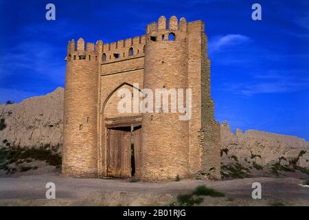 Uzbekistan: Le antiche mura della città e la porta di Tallipach risalente al XVI secolo, Bukhara. La porta di Tallipach è una delle sole due porte rimaste dalle mura della città vecchia di Bukhara. A un certo punto c'erano 11 porte. La porta risale al XVI secolo. Bukhara fu fondata nel 500 a.C. nell'area ora chiamata Arca. Tuttavia, l'oasi di Bukhara era stata abitata molto tempo prima. La città è stata uno dei principali centri della civiltà persiana fin dai suoi primi giorni nel vi secolo a.C.. A partire dal vi secolo, i parlanti turchi si spostarono gradualmente. Foto Stock